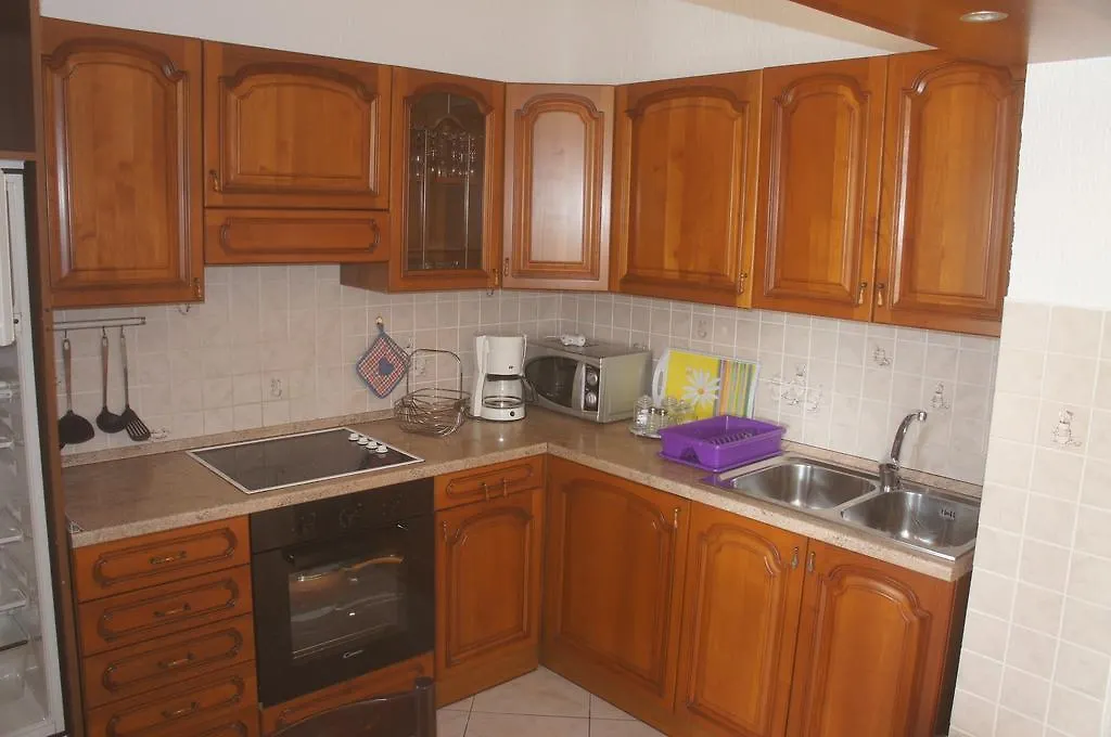 Suran Apartments 풀라 0*,
