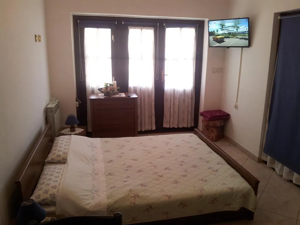 Suran Apartments 풀라 0*,